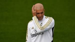 Real Madrid'de Zidane topun ağzında