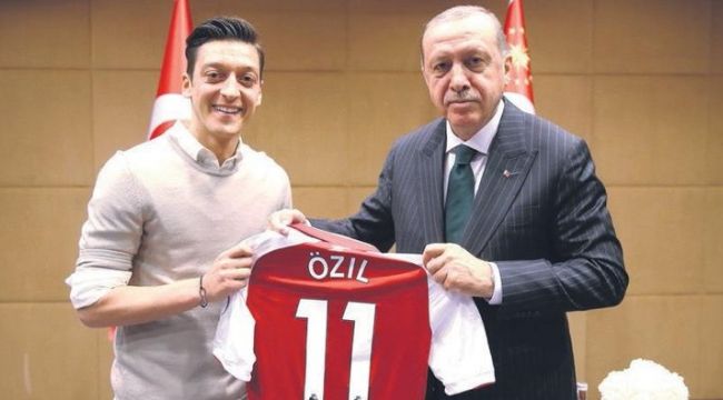 Mesut Özil’den Merkel’e: Bu kararı vermekte özgürüm