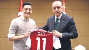 Mesut Özil’den Merkel’e: Bu kararı vermekte özgürüm