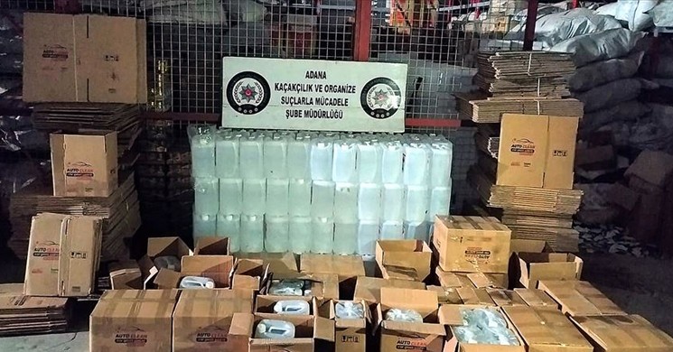 Adana'da 'Antifrizli Cam Suyu' Yazılı Kolilerde Bin Litre Etil Alkol Bulundu
