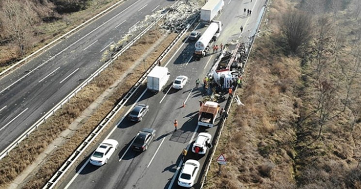 Anadolu Otoyolu’nda Devrilen Tır Trafiği Felç Etti!