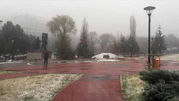 Ankara'ya Yılın İlk Karı Yağdı!