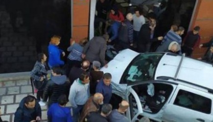Antalya'da Otomobil Açık Öğretim Fakültesine Çarptı Bir Kişi Yaşamını Yitirdi