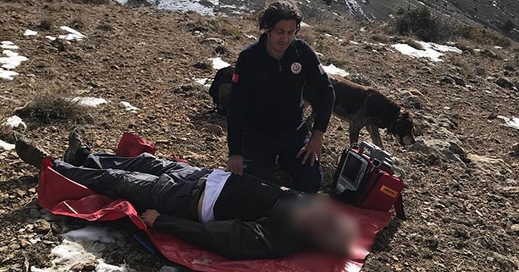 Avcı Dağda Hayatını Kaybetti! Köpeği Başından Ayrılmadı