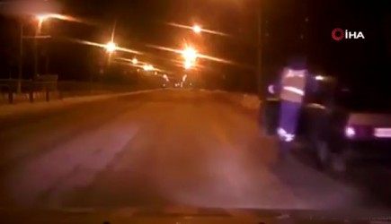 Dur İhtarına Uymadı! Polis, Aracın İçine Girdi