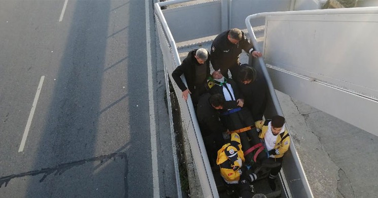 Durakta Fenalaşıp Düşen Kişiye Metrobüs Çarptı