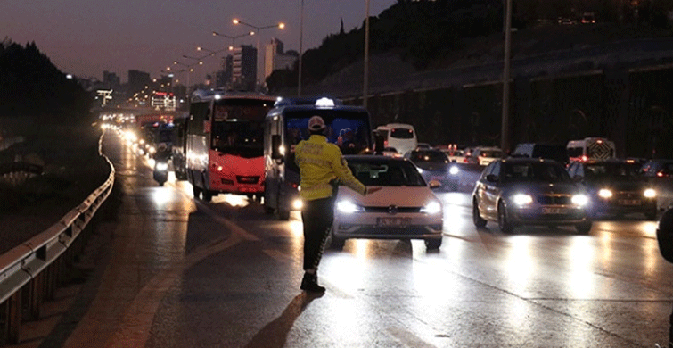 Emniyet Şeridi İhlali Yapan Sürücülere 40 Dakikada 27 Bin Lira Ceza Kesildi