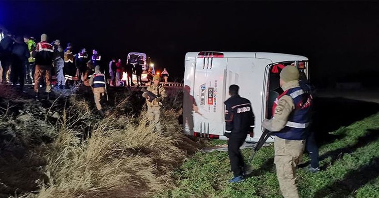 Erzincan'da Yolcu Otobüsü Şarampole Devrildi! 15 Yaralı