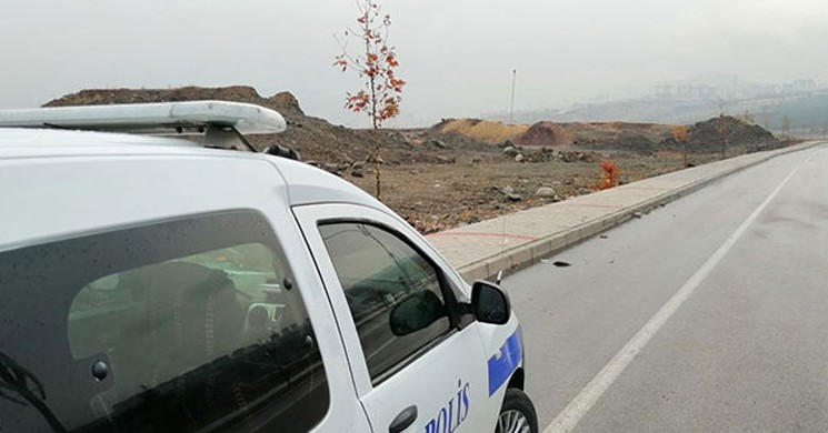 Karısını Bıçaklayıp Yol Kenarına Attı