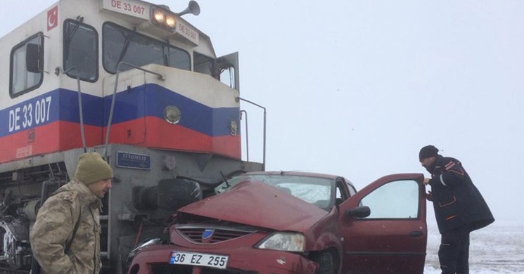 Kars'ta Yük Treni Hemzemin Geçitteki Otomobile Çarptı! 3 Kişi Öldü!