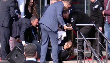 Kılıçdaroğlu'nun Katıldığı Programda Pankart Açmak İsteyen Kadına Sert Müdahale