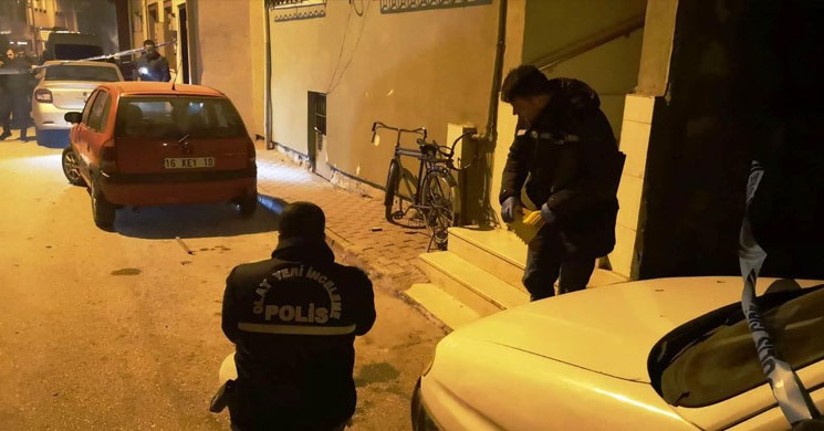 Kimliği Belirsiz Kişiler Apartmanı Kurşun Yağmuruna Tuttu