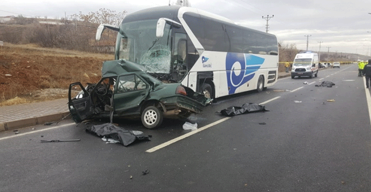 Kırşehir'de Otomobil ile Yolcu Otobüsü Çarpıştı: 3 Ölü, 1 Yaralı