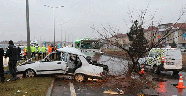 Kütahya'da Otomobilin Ağaca ve Direğe Çarpması Sonucu 2 Ölü, 3 Yaralı