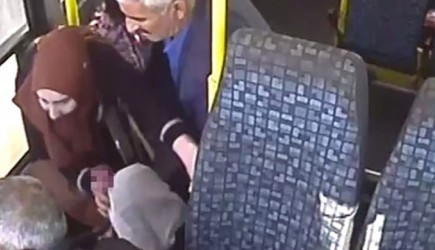 Minibüs Ani Fren Yaptı! Yaşlı Kadın Yerinden Fırladı