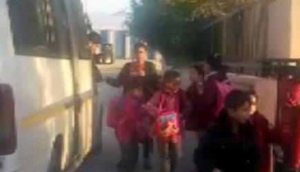 Okul Servisinde Şok Eden Görüntüler! Servisten 34 Öğrenci Çıktı