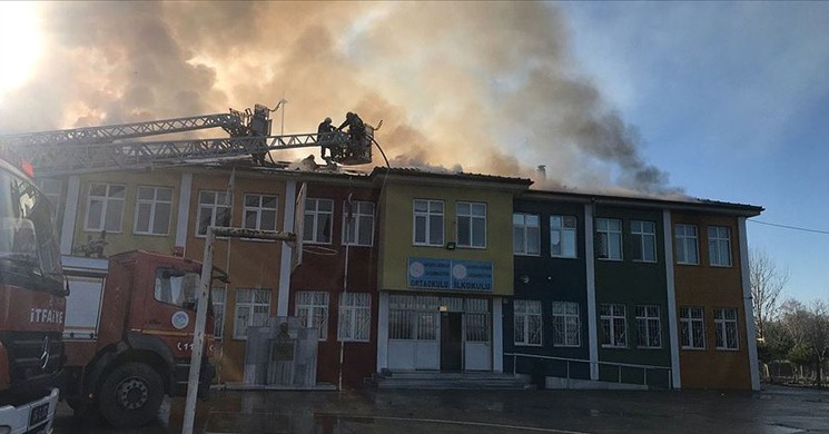 Sakarya'da Okulda Korkutan Yangın!