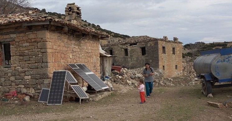 Terk Edilmiş Köyde Bir Tek O Aile Var