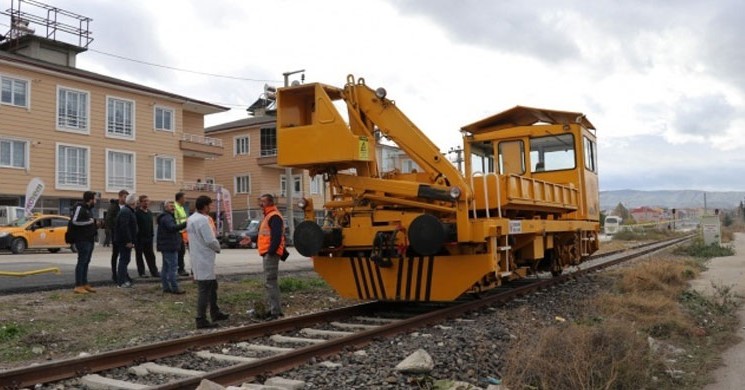 Tren Çekicisi Raylardan Geçen Kadına Çarptı: 1 Ölü