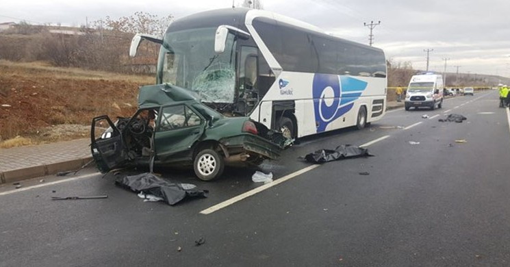 Yolcu Otobüsü Kaza Yaptı: Aynı Aileden 3 Kişi Öldü