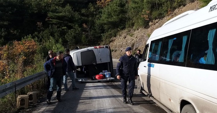 Zonguldak'ta İşçi Servisi Devrildi! Yaralılar Var