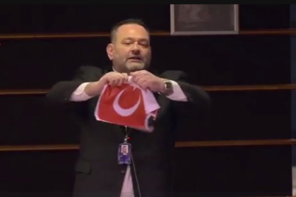 AB'den Türk bayrağını yırtan Yunan vekile tepki