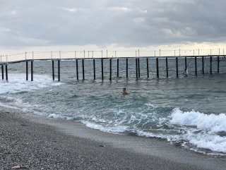 Antalya'da Rus turistler soğuk havaya aldırmadı