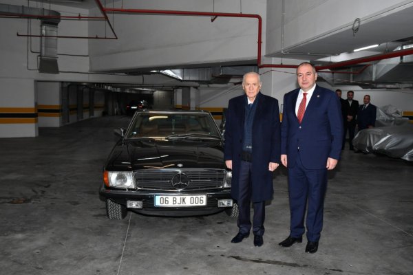 Bahçeli, klasik otomobilini MHP'li vekile hediye etti