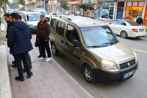 Cenazeyi aracının koltuğunda taşıdı