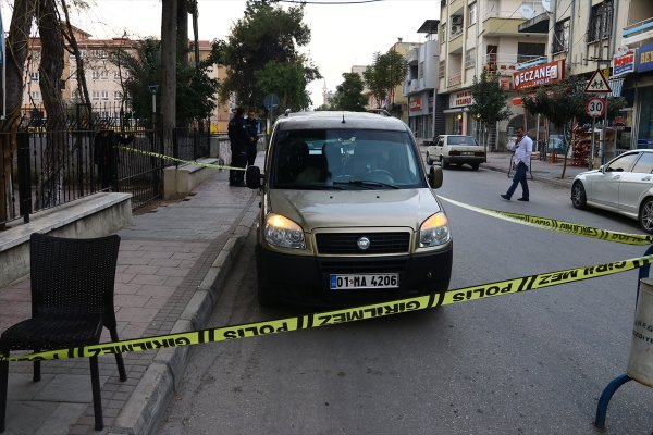 Cenazeyi aracının koltuğunda taşıdı