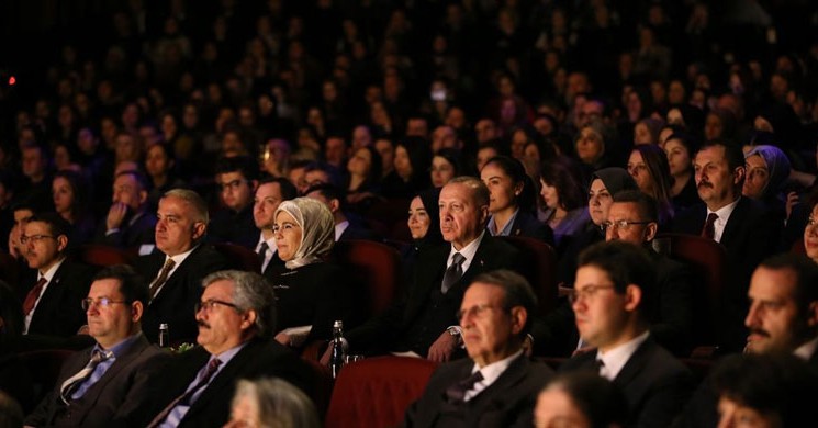 Cumhurbaşkanı Erdoğan Leyla İle Mecnun Tiyatro Oyununu İzledi