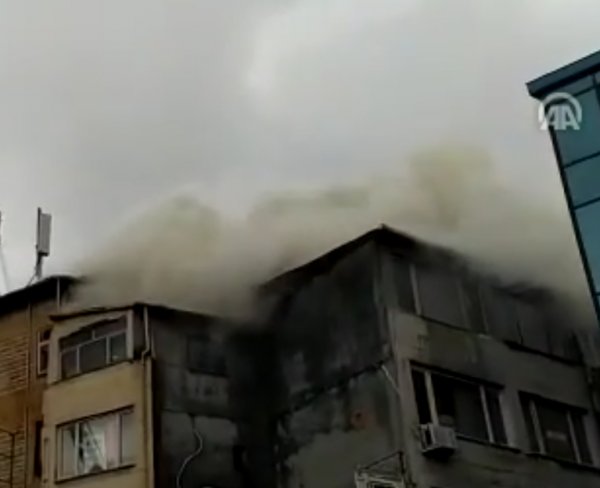 Eminönü'nde bir hanın çatısında yangın çıktı