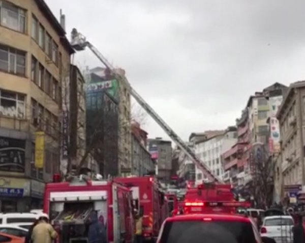 Eminönü'nde bir hanın çatısında yangın çıktı