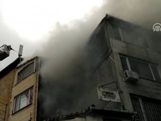 Eminönü'nde bir hanın çatısında yangın çıktı