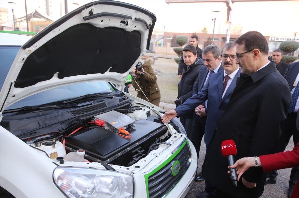 Enerji Bakanı Dönmez hidrojen yakıtlı araçları test etti