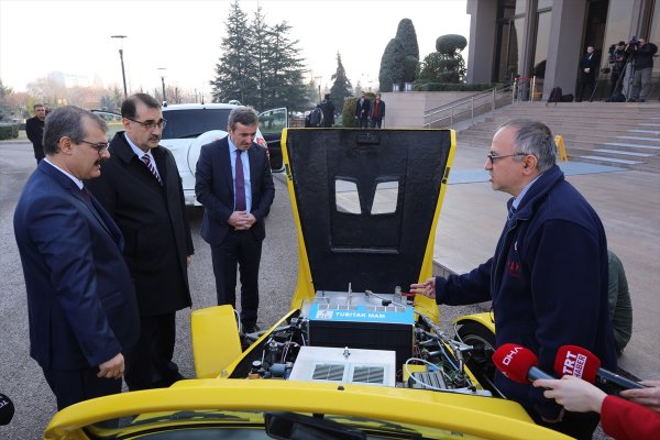 Enerji Bakanı Dönmez hidrojen yakıtlı araçları test etti