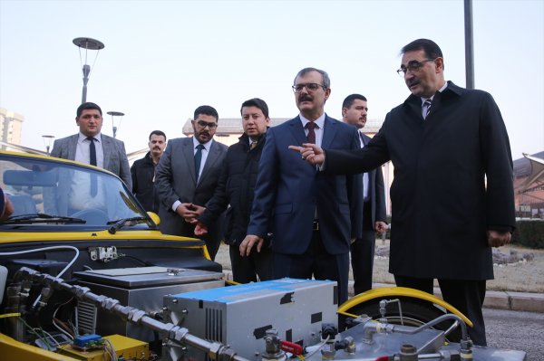 Enerji Bakanı Dönmez hidrojen yakıtlı araçları test etti