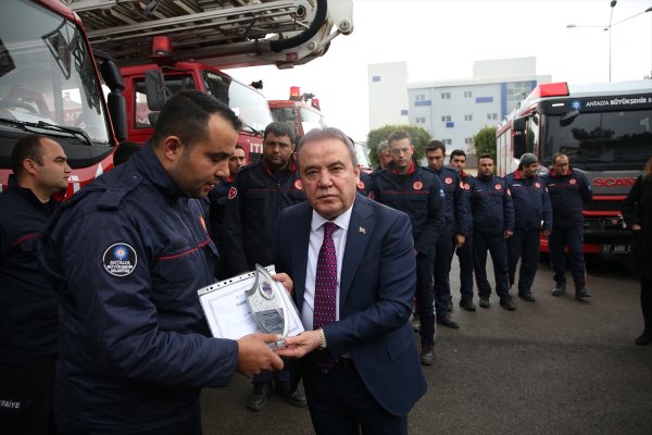 Enkaz altından çıkarılan kedi artık Antalya'da