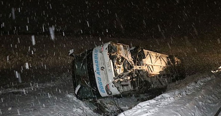 Erzincan'da Yolcu Otobüsü Devrildi: 12 yaralı