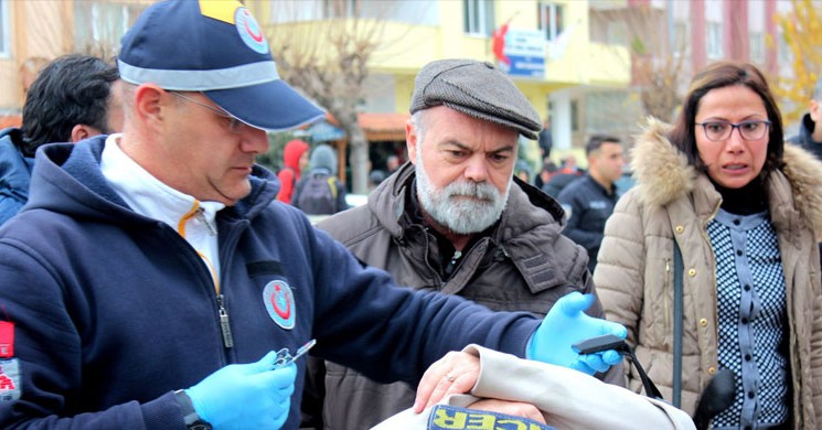 Eşini Yolun Ortasında Yaralı Görünce Şoke Oldu