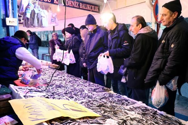 Eskişehir'de hamsinin kilosu 5 TL'ye düşünce, balıkçılarda uzun kuyruklar oluştu -2