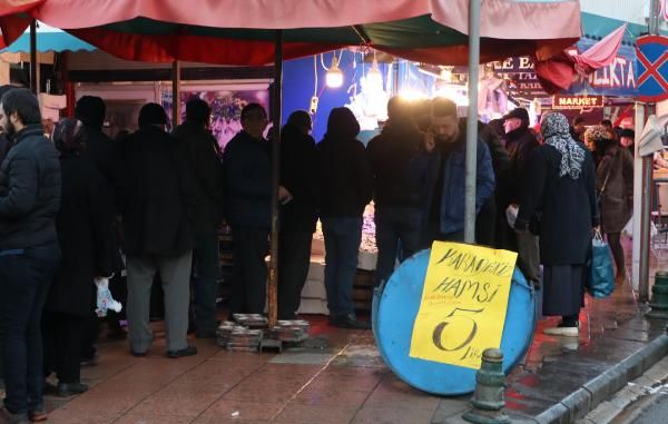 Eskişehir'de hamsinin kilosu 5 TL'ye düşünce, balıkçılarda uzun kuyruklar oluştu -6