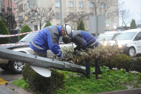 Giresun’da etkili fırtına elektrik direğini devirdi