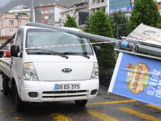 Giresun’da etkili fırtına elektrik direğini devirdi