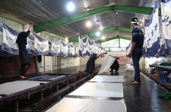 İran fabrikaları protestoculara özel ABD bayrağı üretiyor