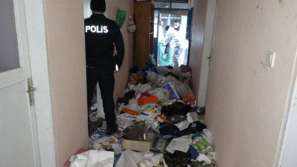 İstanbul'da bir gecekondudan 20 ton çöp çıkarıldı