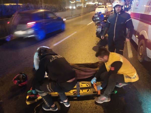 İstanbul'da otomobil önünde seyreden motosiklete çarptı