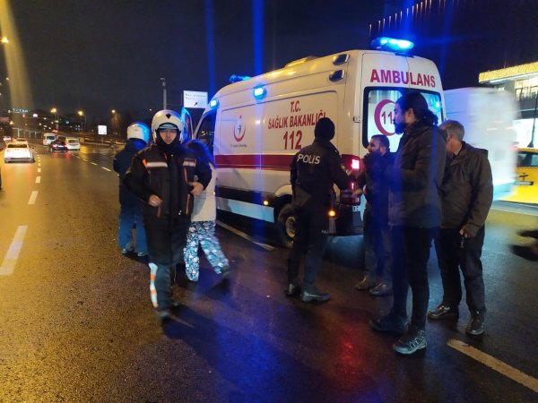 İstanbul'da otomobil önünde seyreden motosiklete çarptı