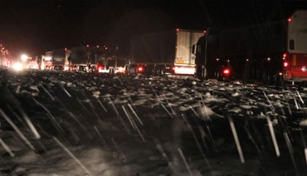 Kar Yolu Kapadı! Kilometrelerce Kuyruk Oluştu