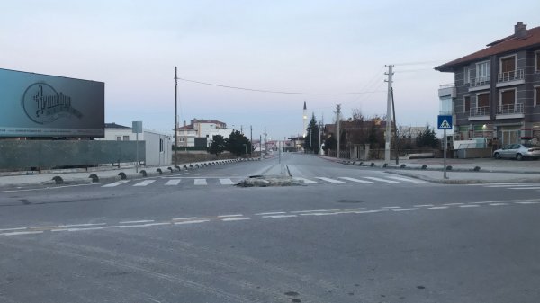 Konya’da seyir halindeki araca çarpıp devrildi